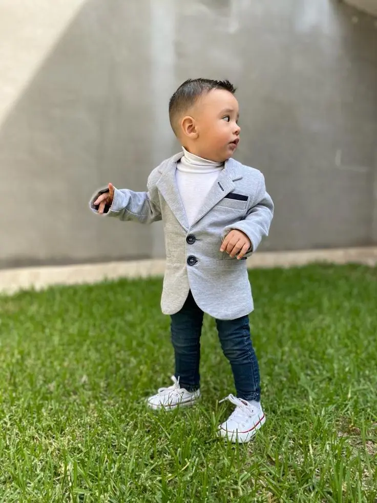 Niños con saco y pantalón de mezclilla: la combinación perfecta de estilo y comodidad - Como debe ser la ropa de un niño niños con saco y pantalon de mezclilla - Como debe ser la ropa de un niño
