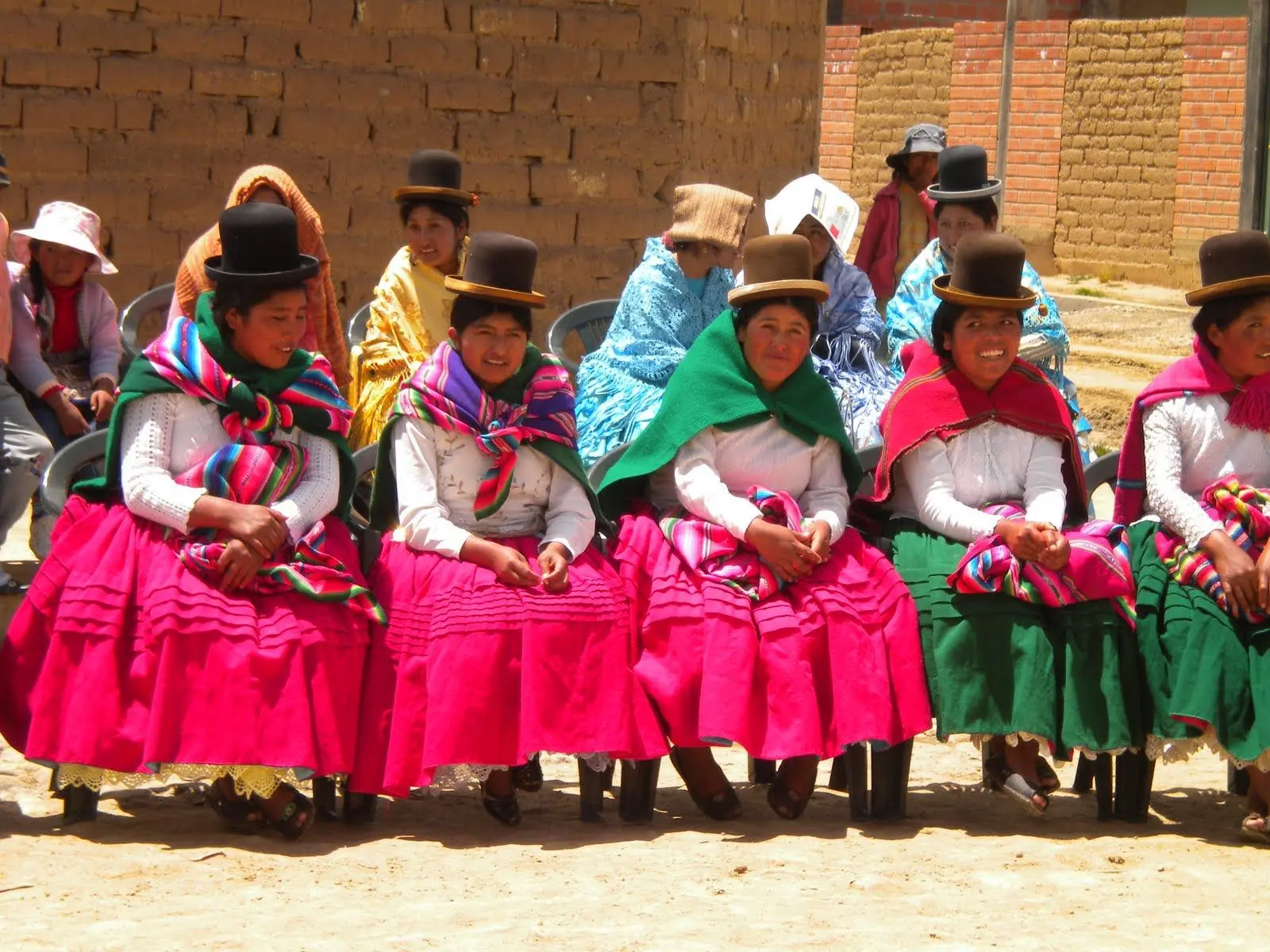 vestimenta mujer aymara - Cómo es la mujer aymara