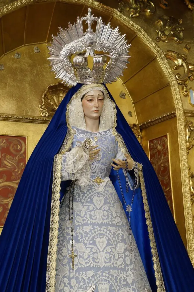 vestimenta virgen - Cómo es la vestimenta de la Virgen del rosario