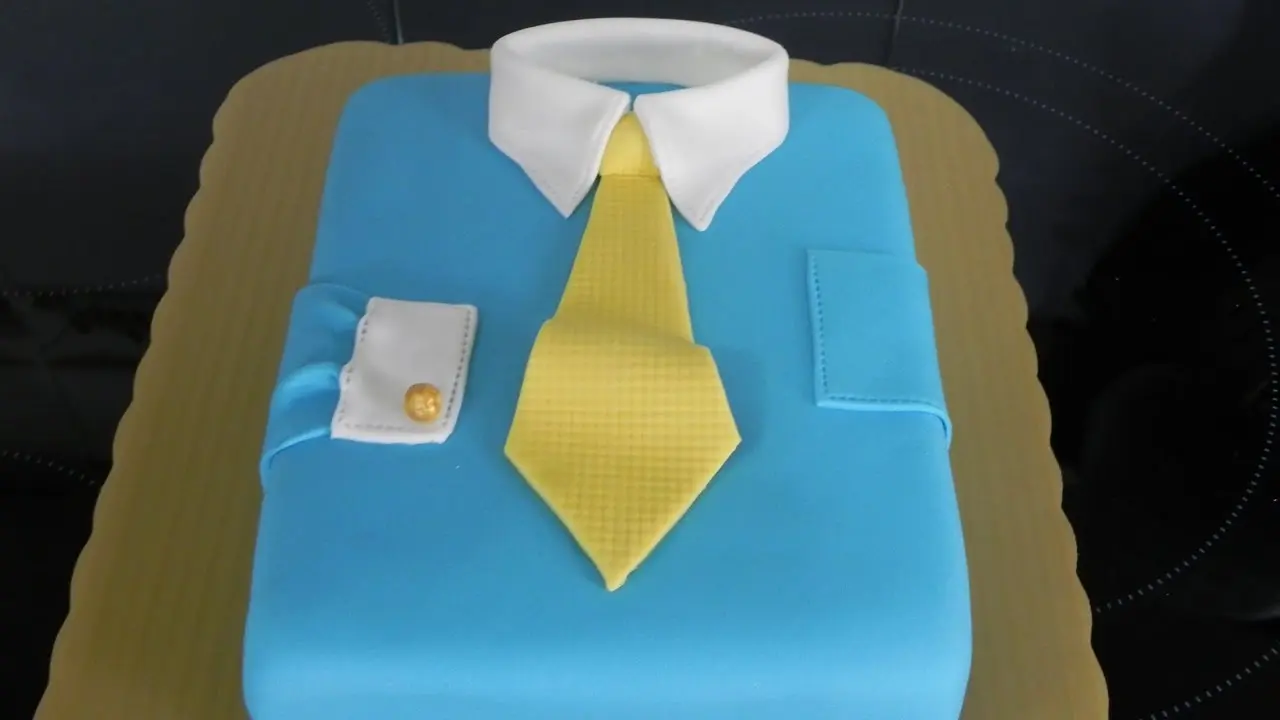 como hacer el cuello de una camisa en fondant - Cómo estirar fondant sin que se pegue