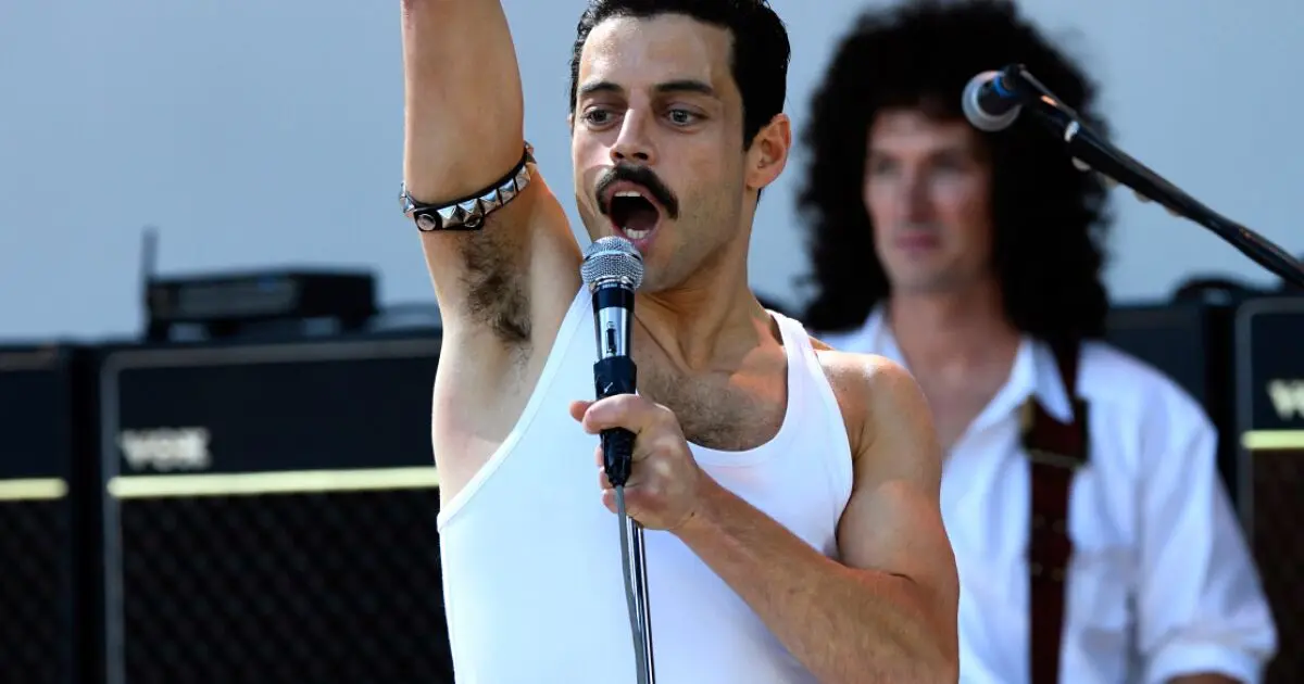 Freddie Mercury vestido de rey: los 10 estilismos más impactantes del legendario cantante - Cómo Freddie Mercury salió del closet freddie mercury vestido de rey - Cómo Freddie Mercury salió del closet