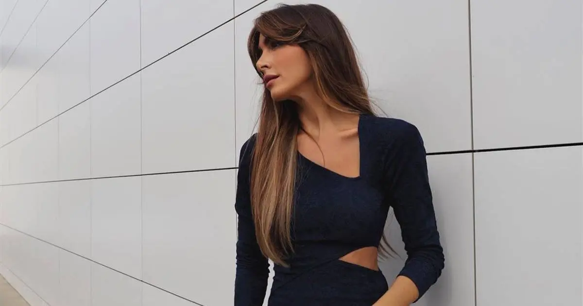 vestido negro con blusa blanca - Cómo hacer que un vestido negro se vea casual