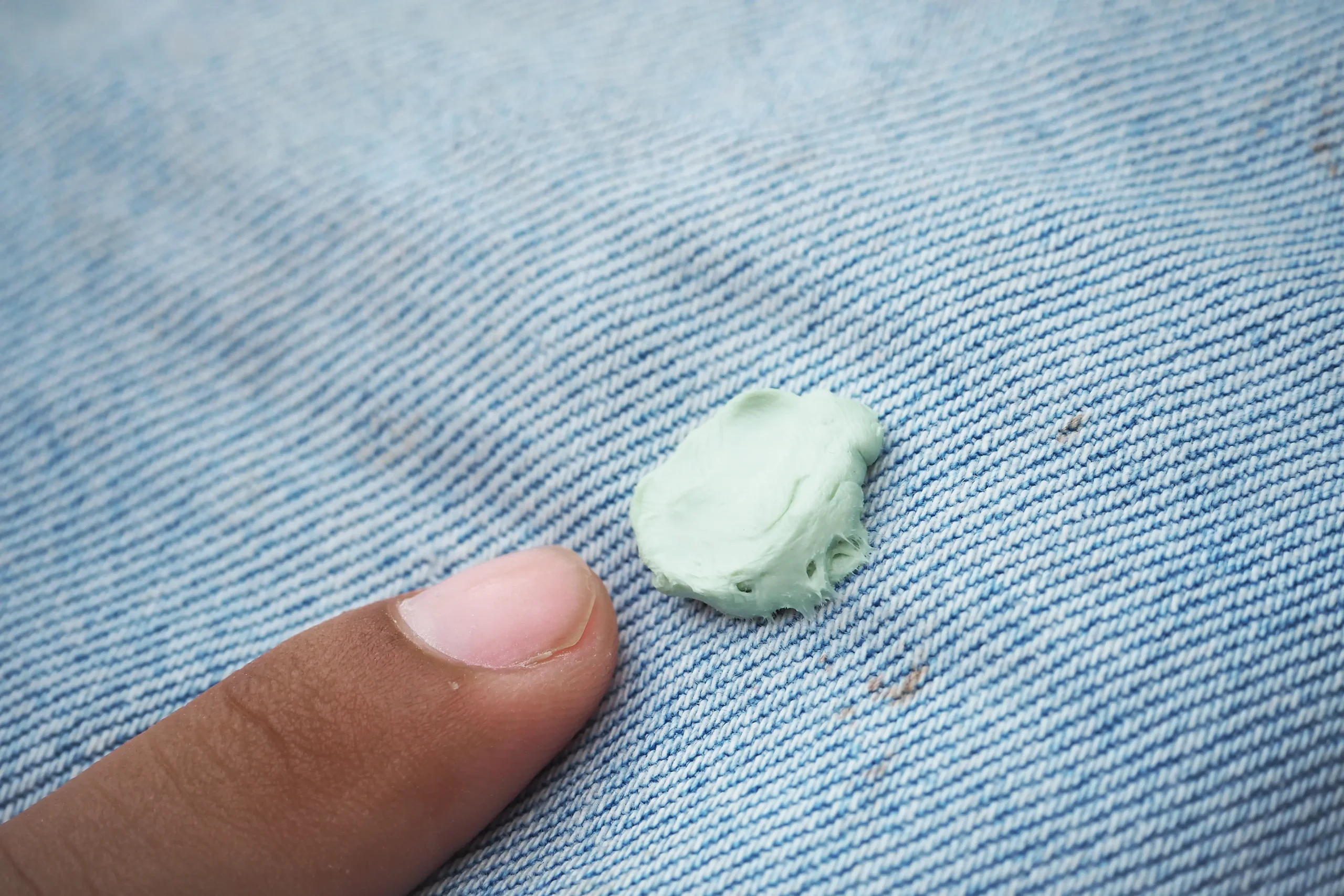 como sacar un chicle de un pantalon - Cómo quitar chicle de la ropa con alcohol