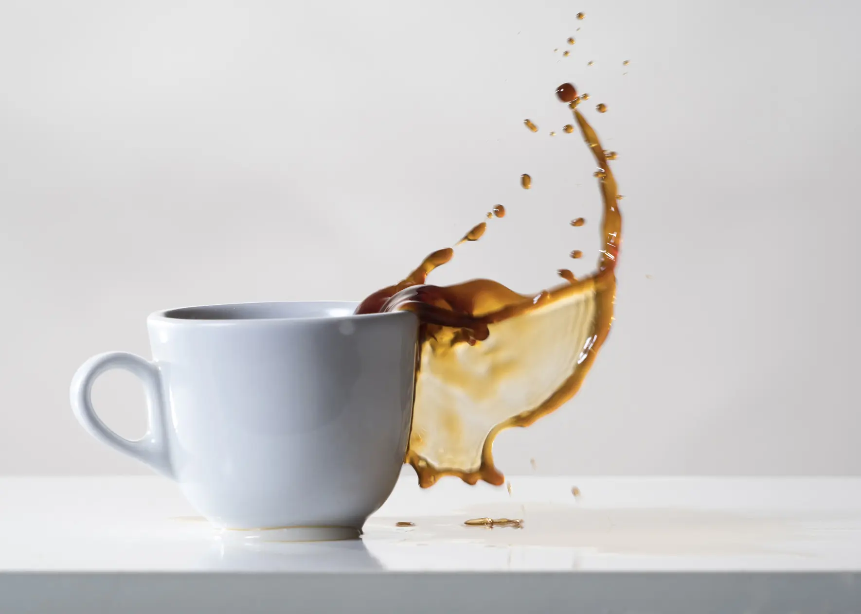 como sacar una mancha de cafe de una camisa blanca - Cómo quitar el café de una camisa