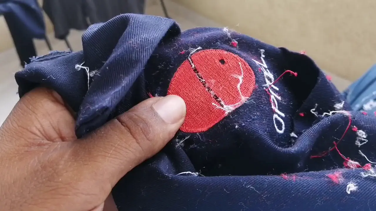 como quitar letras bordadas de una camisa - Cómo quitar el Pellon de la ropa