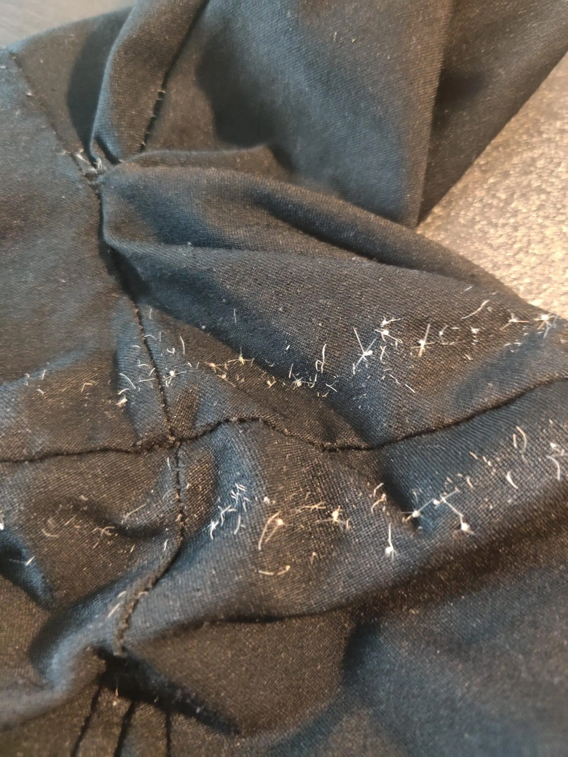 como quitar los hilos elasticos que salen del pantalon - Cómo quitar los hilitos de la ropa