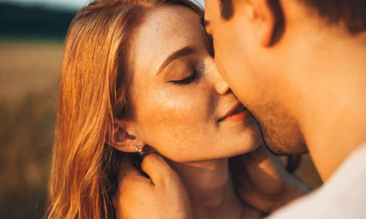 besos en la boca en la cama sin ropa - Cómo saber si le gustó el beso a un hombre