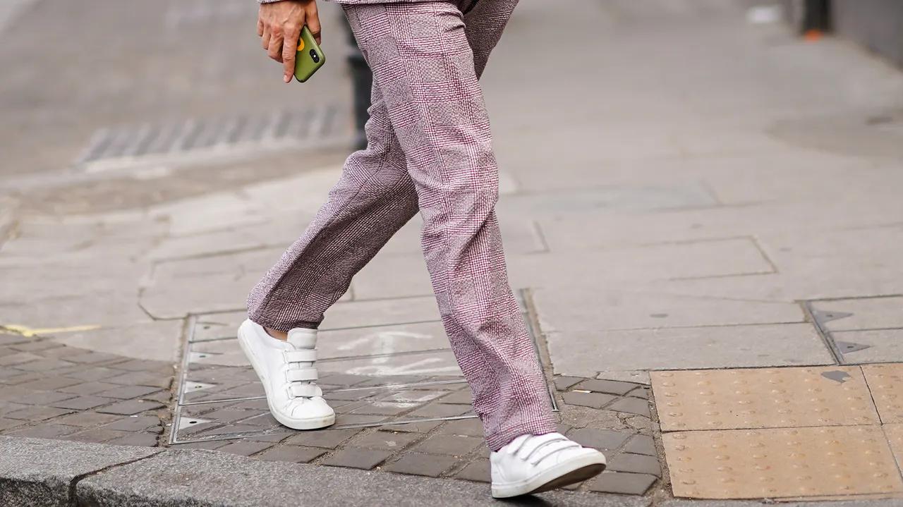 como combinar pantalones de vestir con tenis - Cómo se combinan los tenis