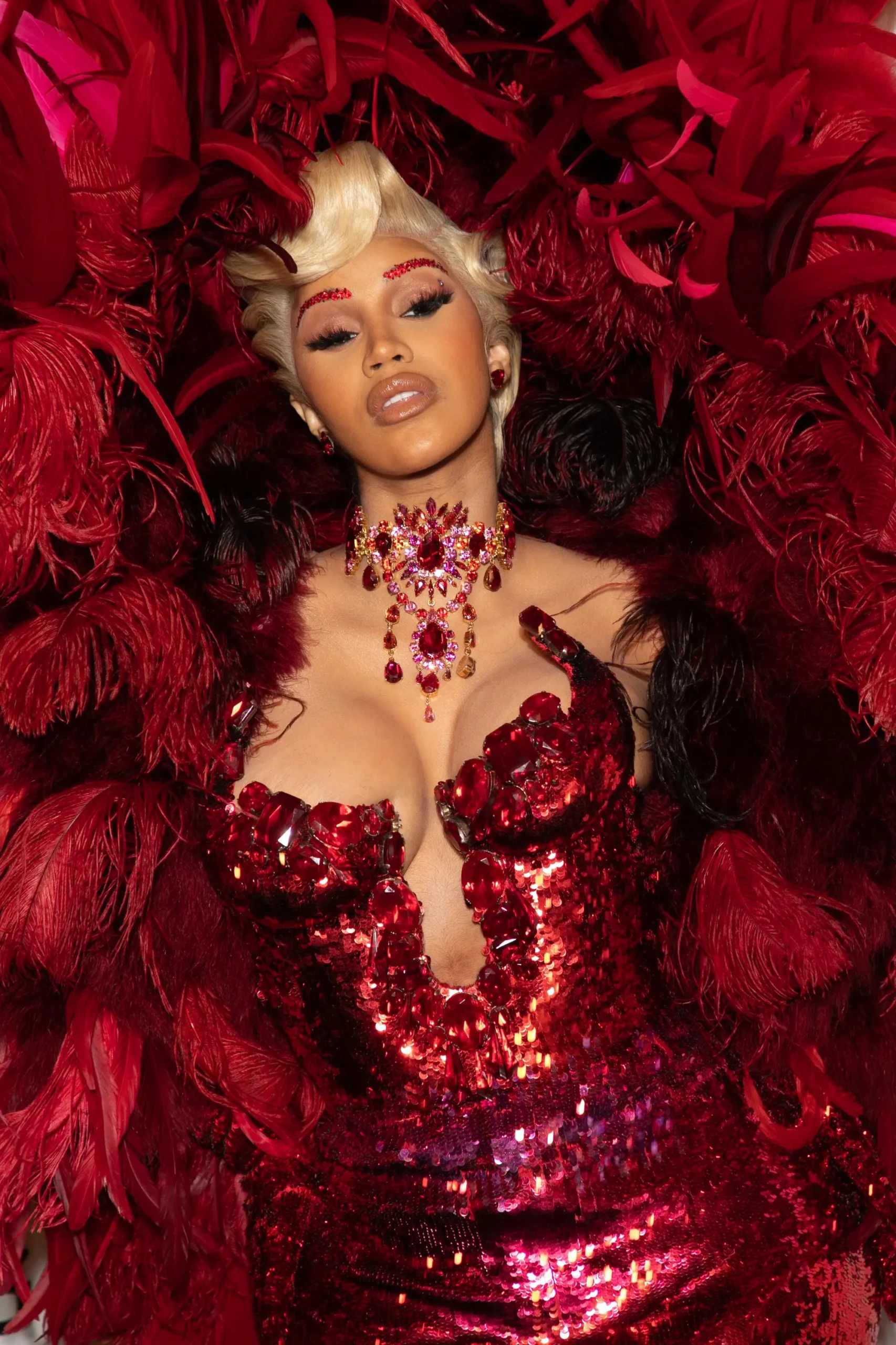 cardi b vestido rojo - Cómo se llama el estilo de Cardi B