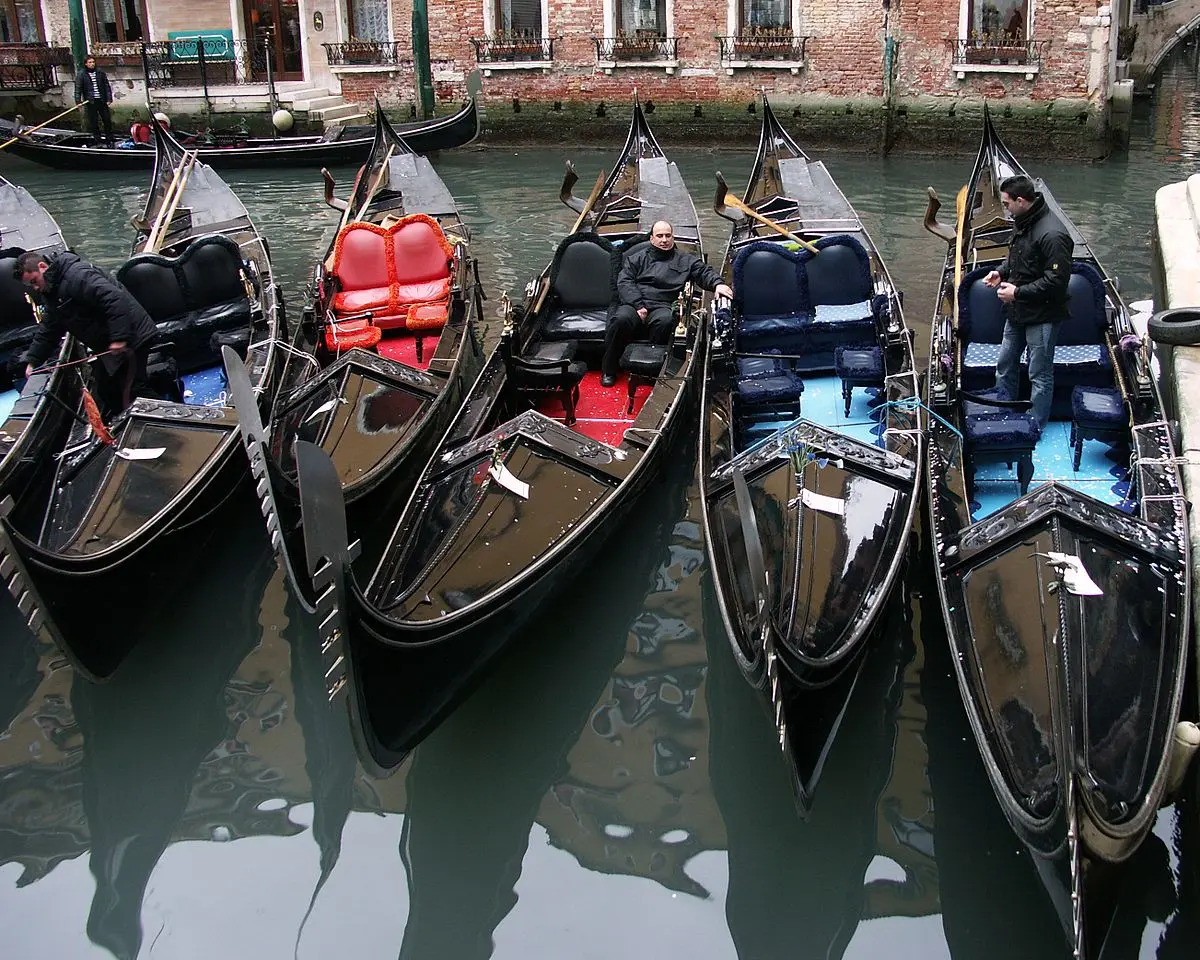 vestimenta de gondolero veneciano - Cómo se llama el que lleva una góndola