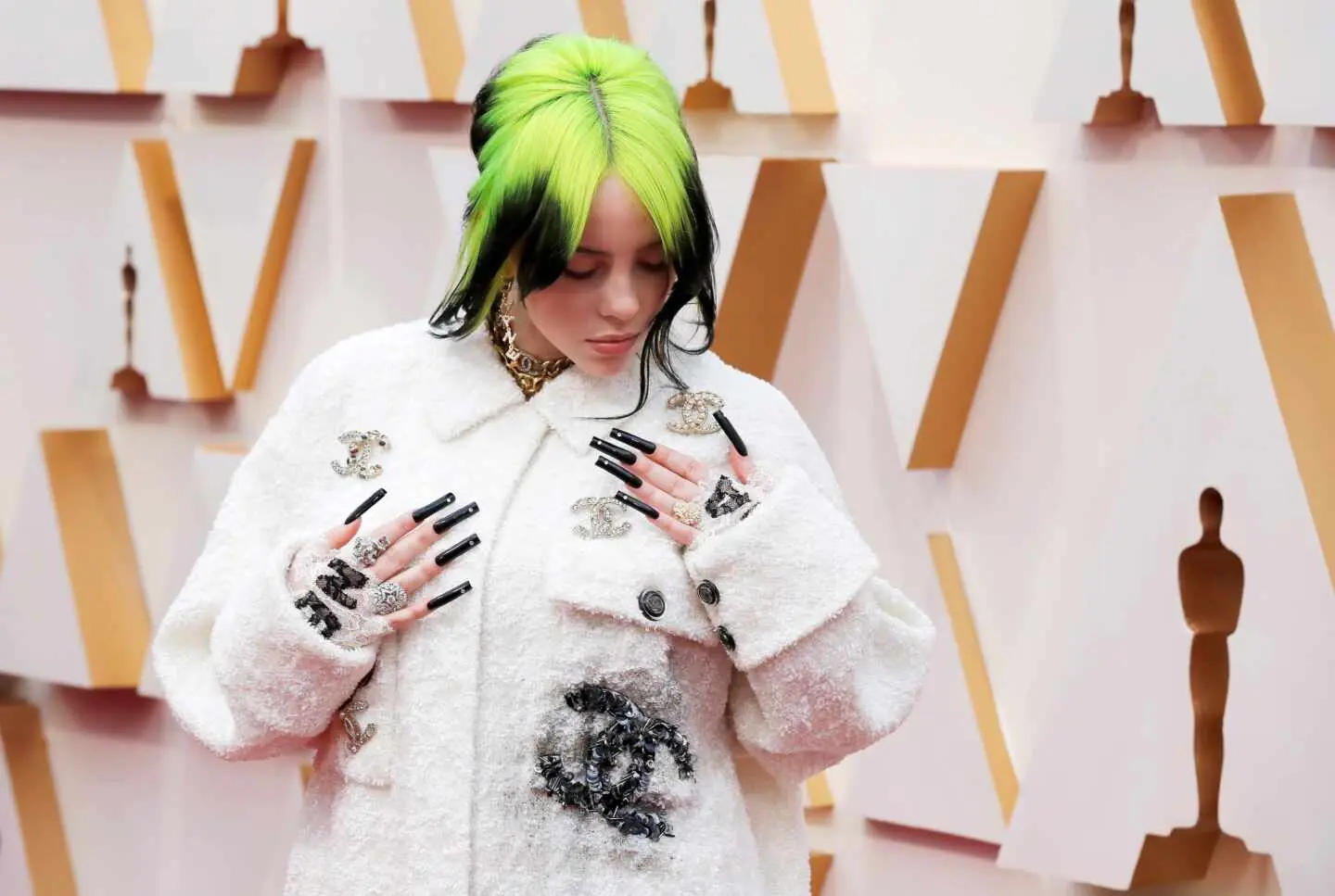 billie eilish con ropa verde - Cómo se llama la cantante con el pelo verde