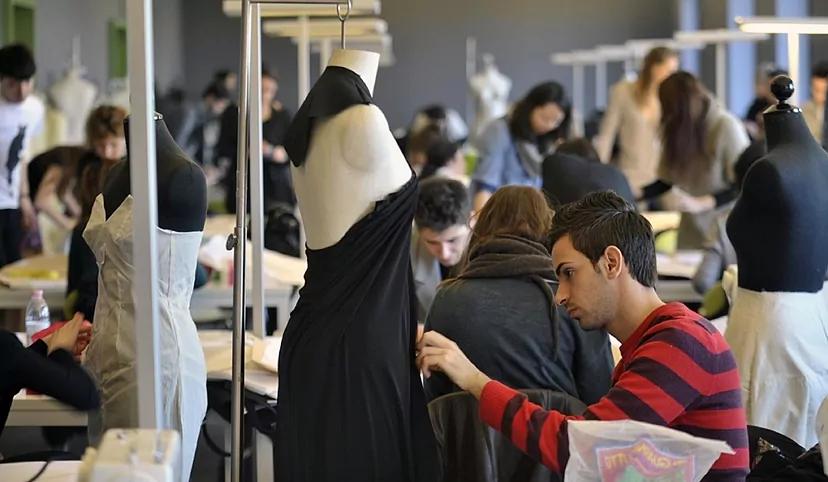 escuela de diseño de ropa - Cómo se llama la carrera donde diseñar ropa