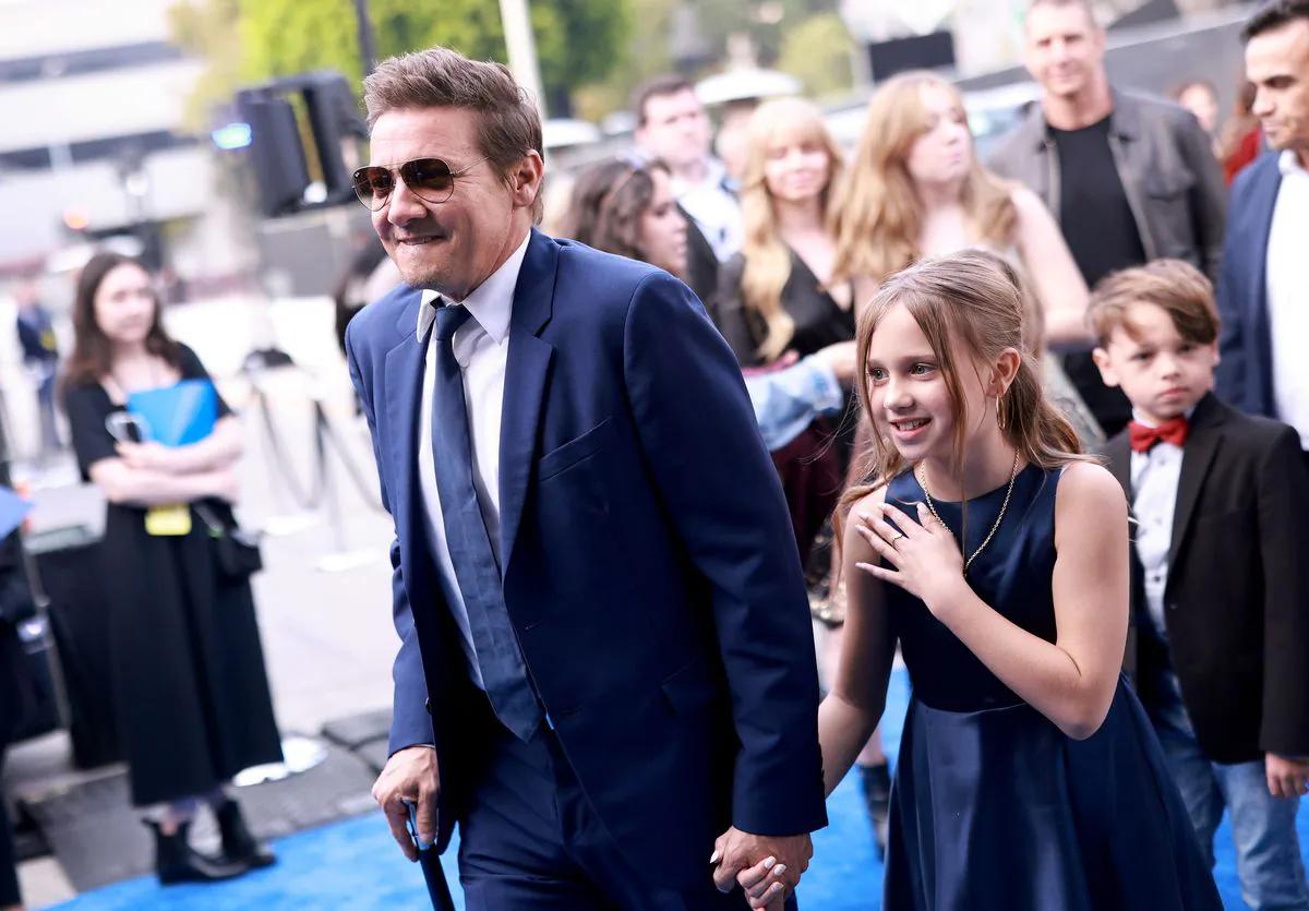 jeremy renner sin ropa - Cómo se llama la hija de Jeremy Renner
