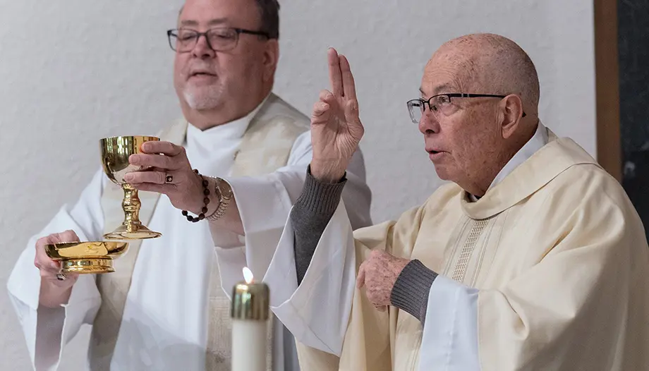 como se llama la vestimenta que usan los sacerdotes - Cómo se llaman las partes de la vestimenta del sacerdote