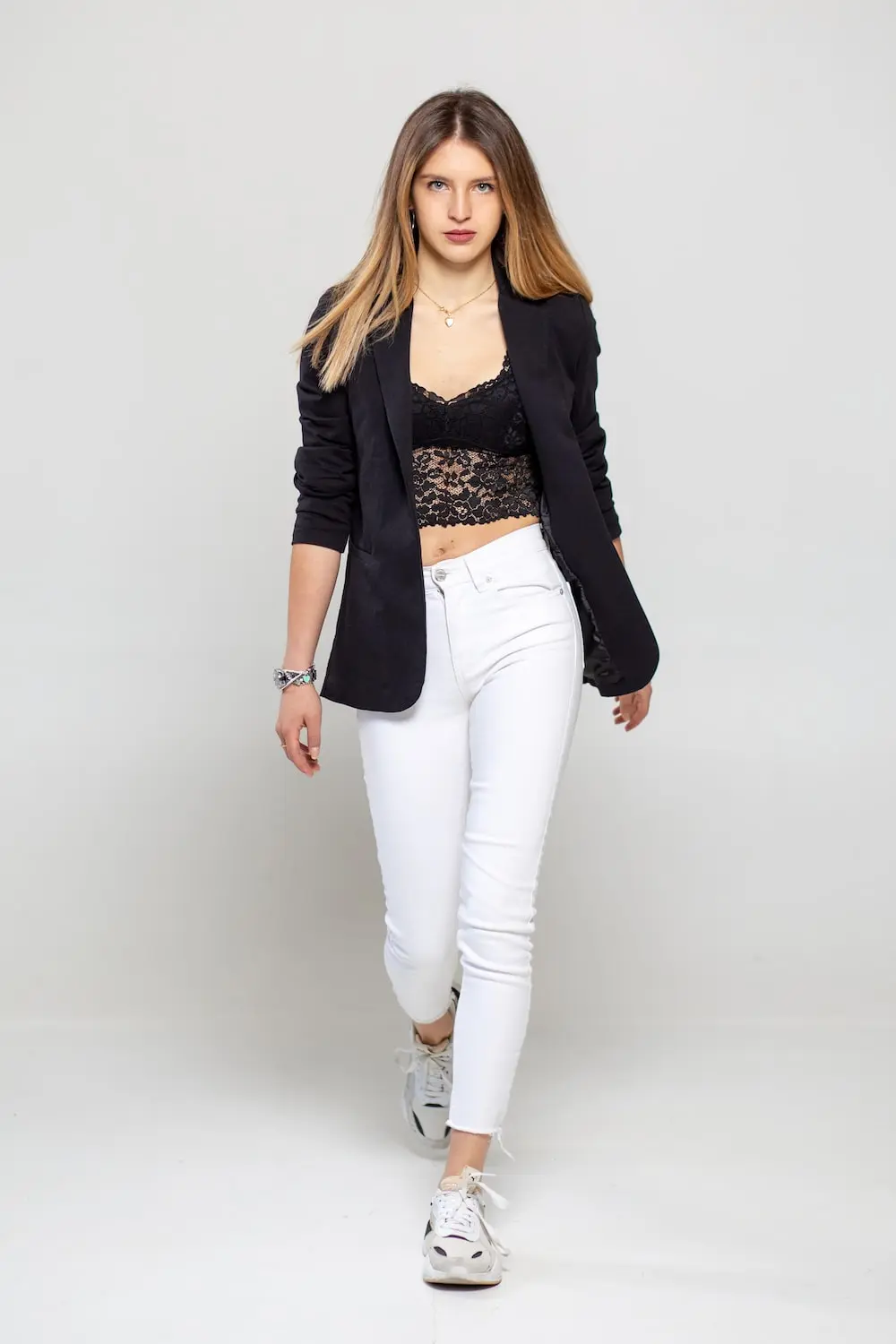 pantalon blanco con blazer - Cómo se puede combinar un blazer blanco