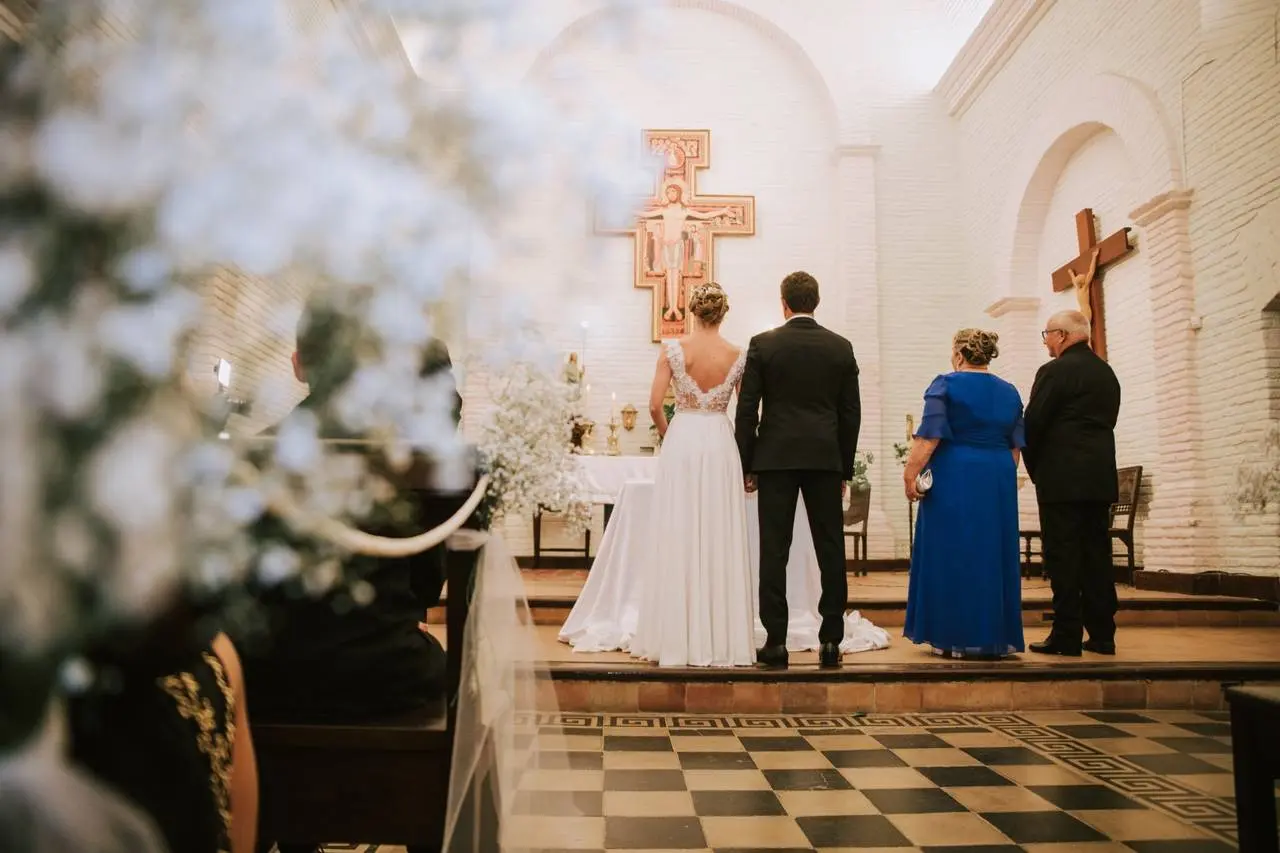 como sentarse con vestido de novia - Cómo sentarse la novia en la iglesia