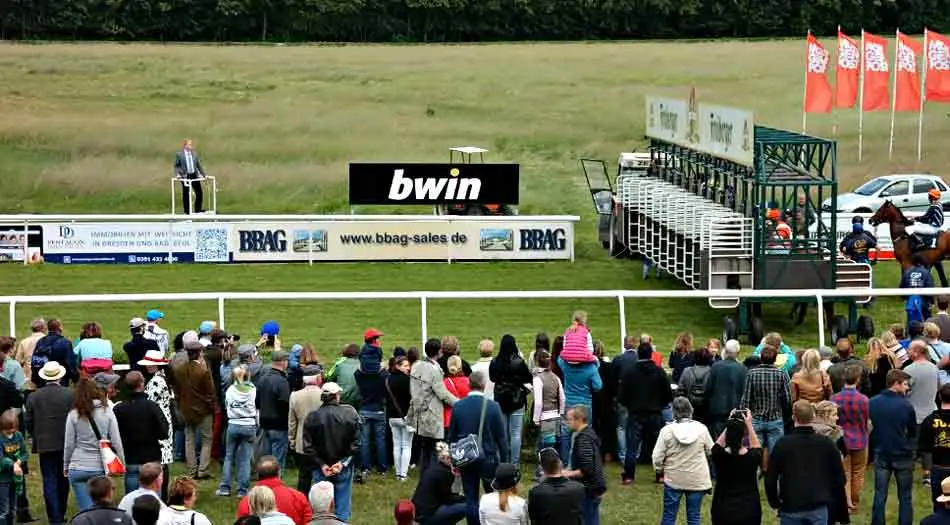 ropa adecuada para una cabalgata - Cómo vestir para ir al hipódromo