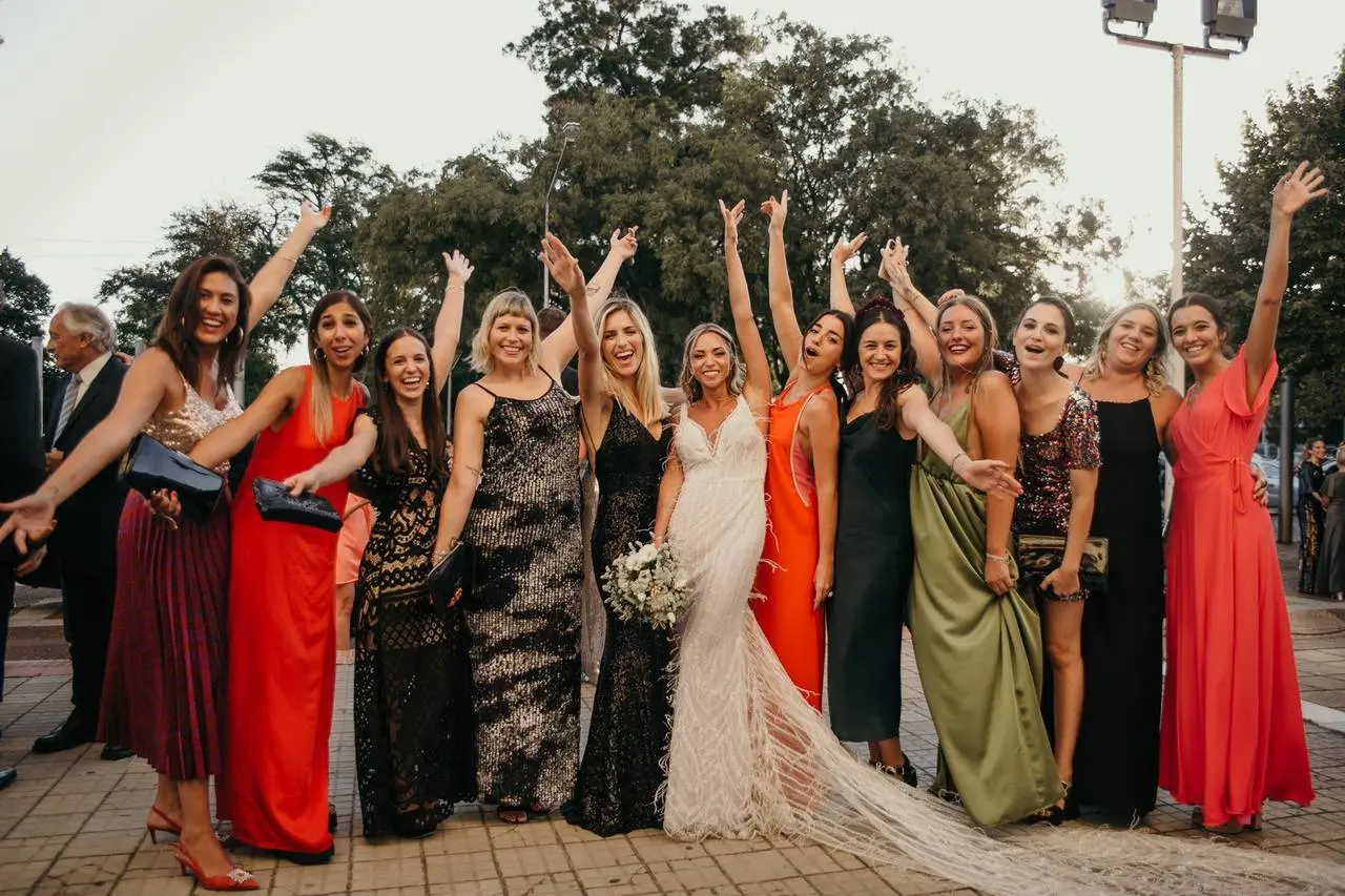 Vestido de compromiso sencillo: el look perfecto para tu pedida de mano - Cuál es el traje formal para una boda vestido de compromiso sencillo - Cuál es el traje formal para una boda