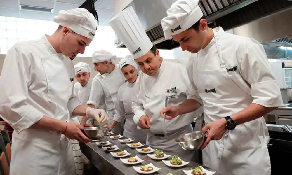 pantalones de chef para hombres - Cuál es la indumentaria correcta de un gastronómico