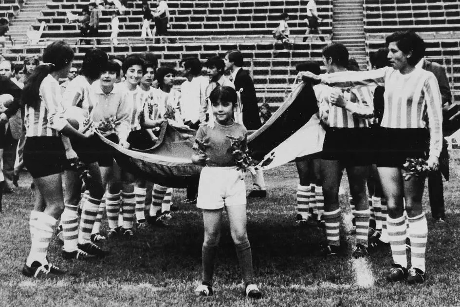 mujeres jugando futbol en ropa interior - Cuando las mujeres empezaron a jugar al fútbol