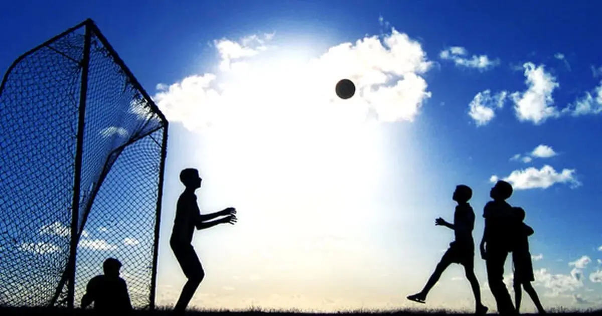 mujeres jugando futbol en ropa interior - Cuántas personas consumen fútbol