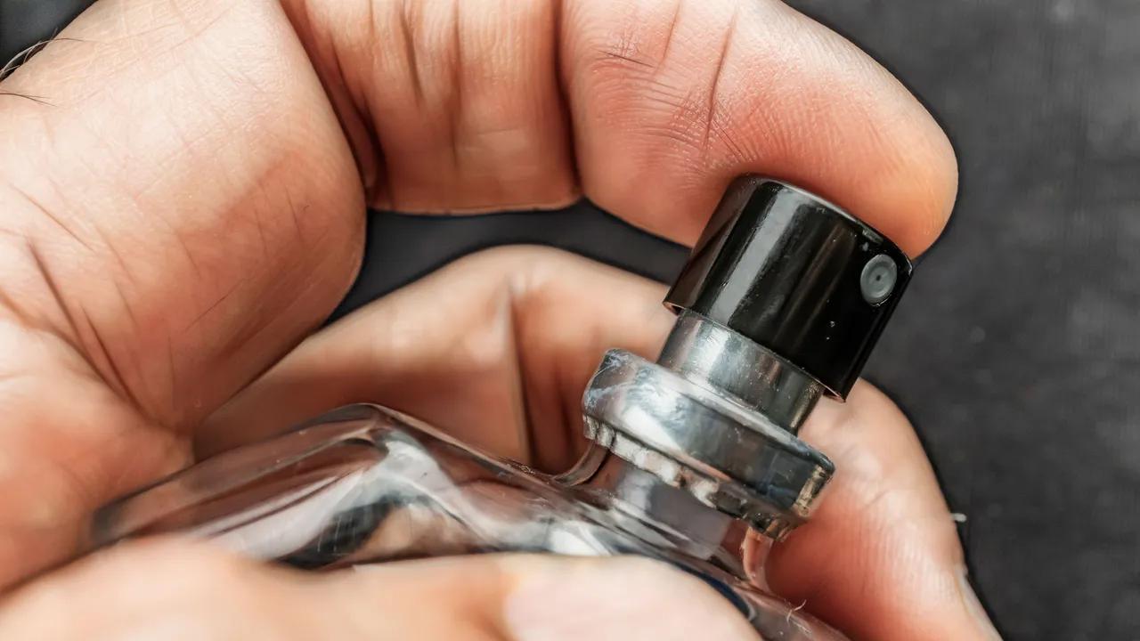 Perfume con botella en forma de gato: la fragancia felina que te hará destacar - Cuánto dura un perfume en botella perfume con botella en forma de gato - Cuánto dura un perfume en botella