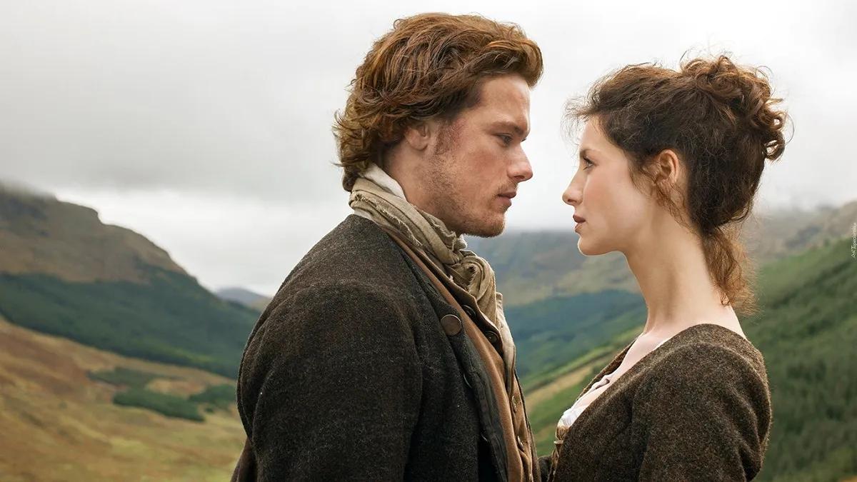 claire fraser vestido rojo - Cuántos años tiene Jamie en Outlander