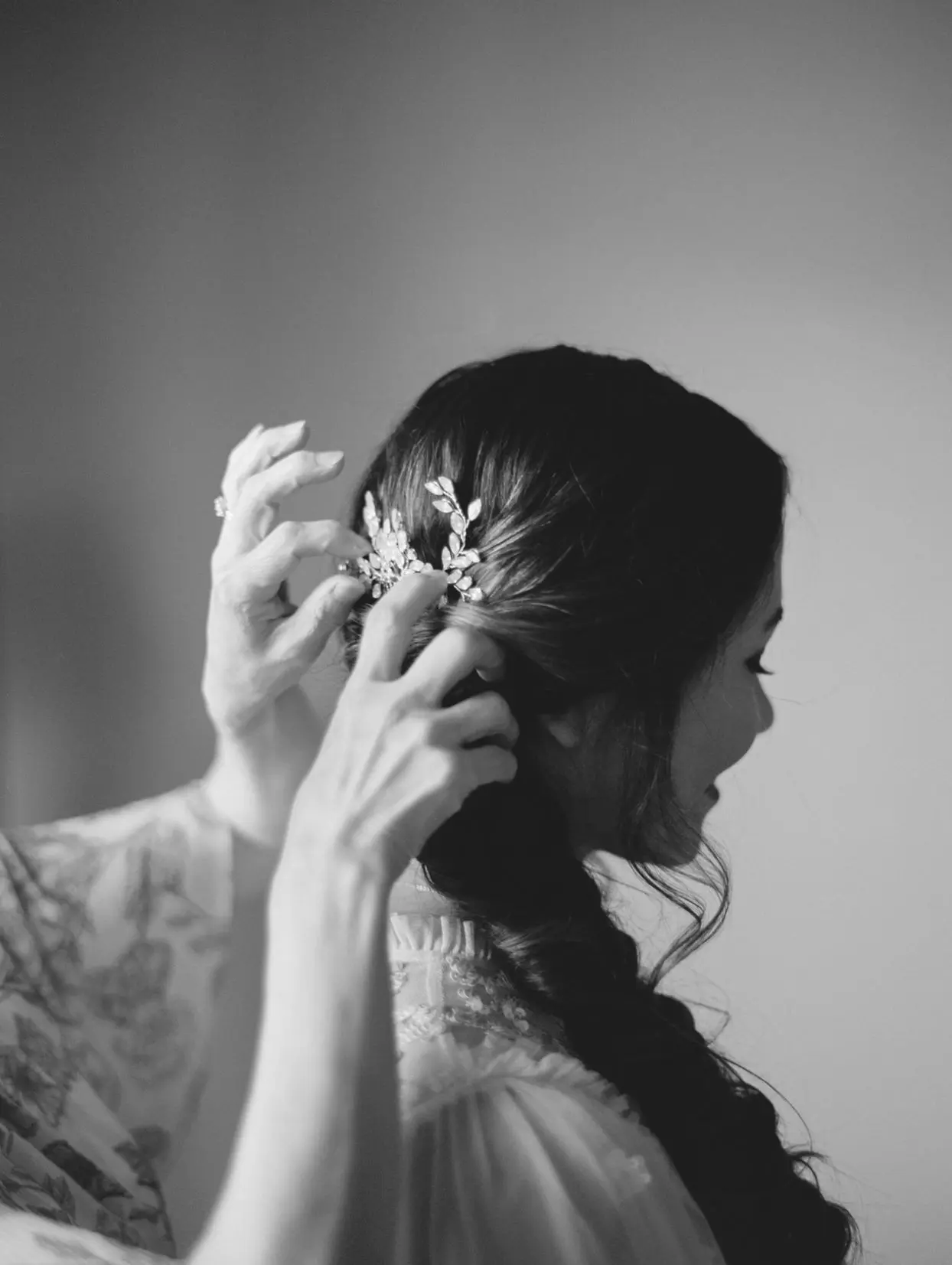 peinado para vestido corto con escote en v - Deberías llevar el pelo recogido o suelto con un vestido sin tirantes