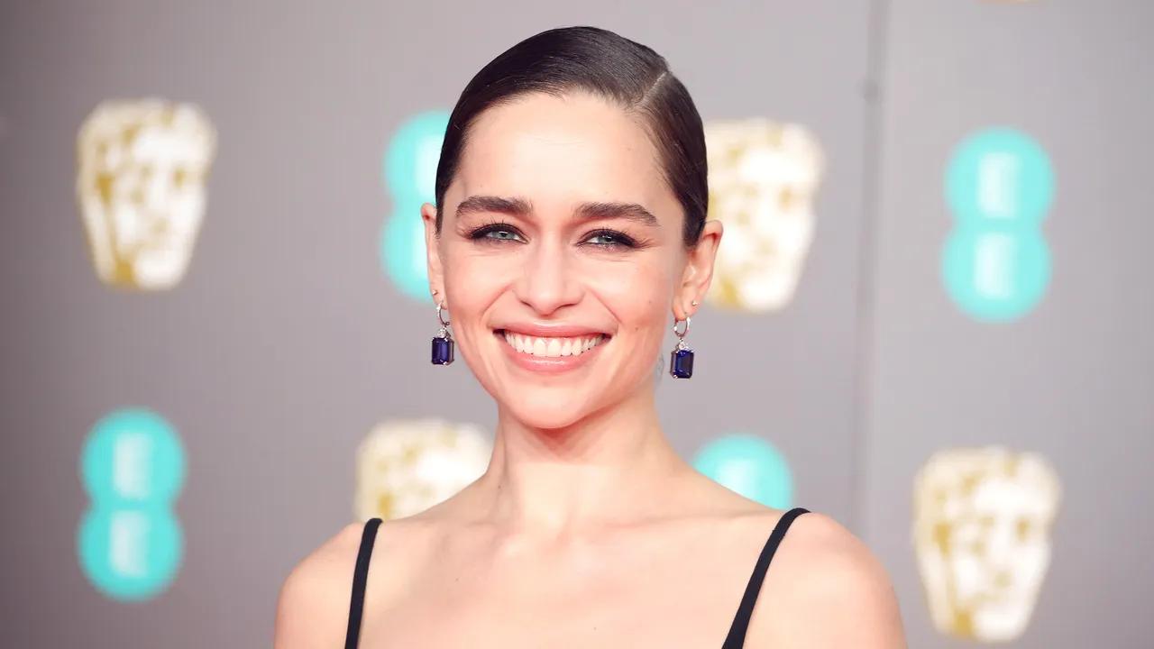 emilia clarke vestido - Dónde vive actualmente Emilia Clarke