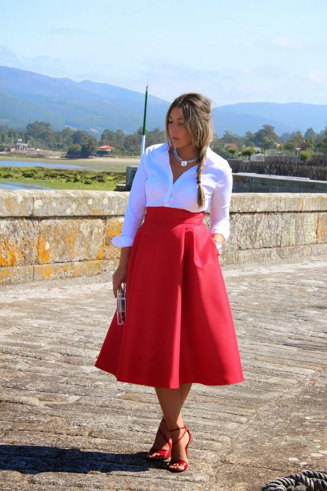 blusa blanca falda roja - Qué color de blusa le va a una falda rosada