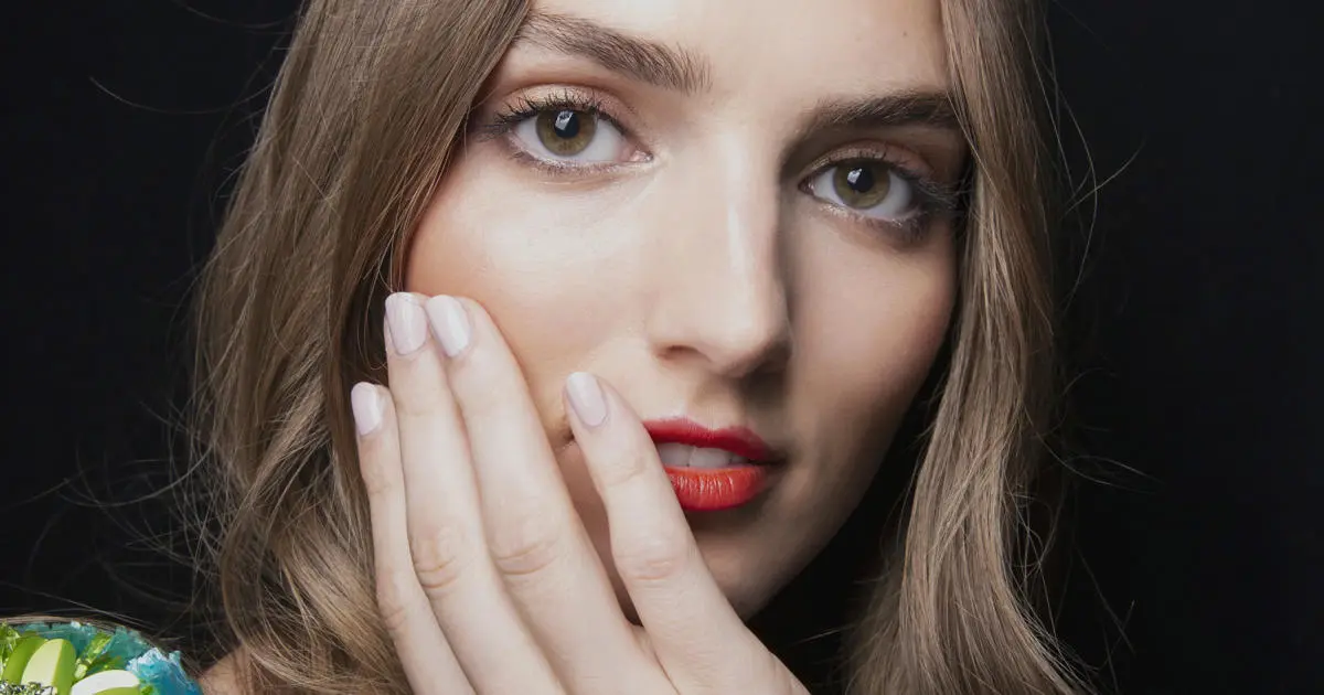 color de uñas para vestido beige - Qué color de esmalte combina con todo