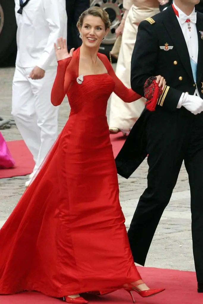 princesa letizia vestido rojo - Qué color de ojos tiene la reina Letizia