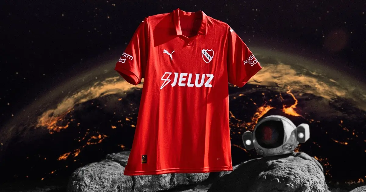 vestimenta de independiente - Qué color es la camiseta de Independiente