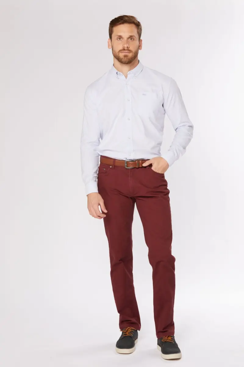 pantalon bordo hombre con que camisa combina - Qué colores combinan con pantalón bordo