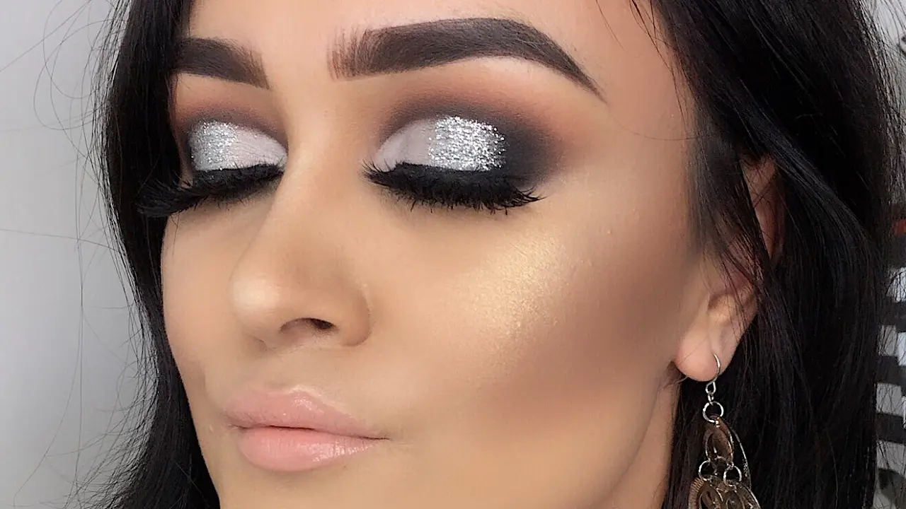 maquillaje vestido gris plata - Qué colores resaltan los ojos café