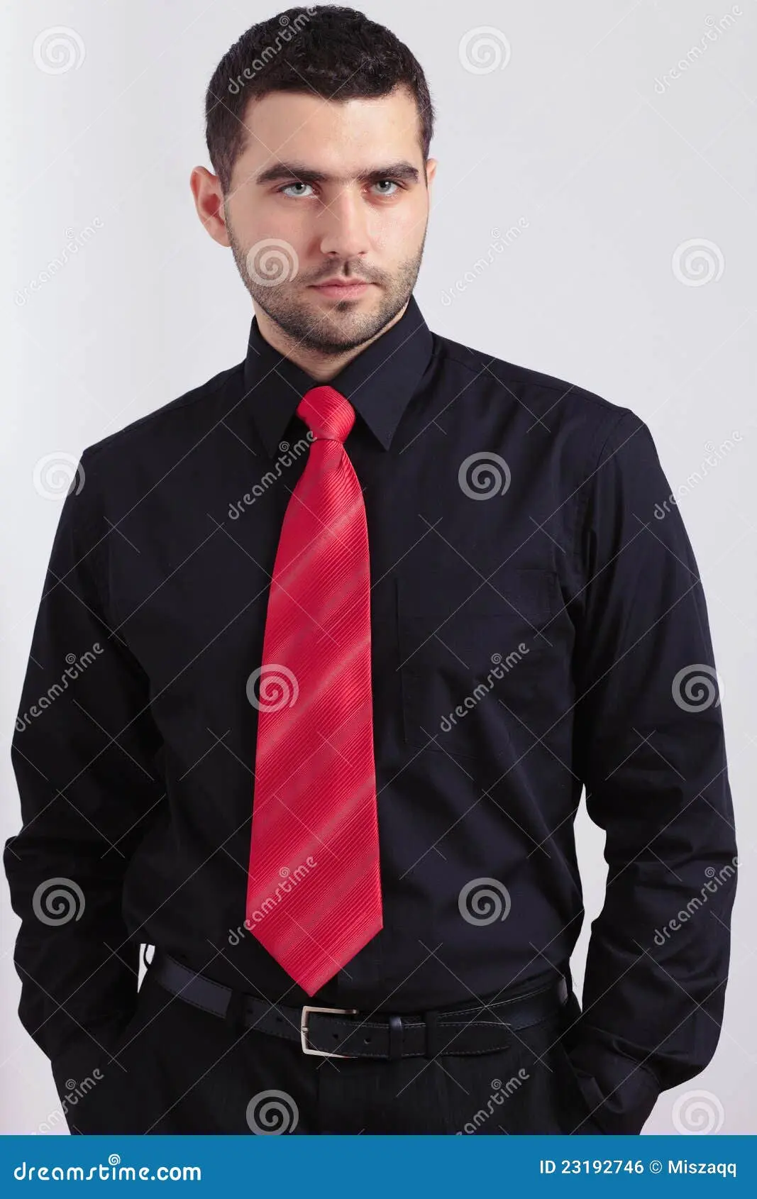 Traje negro camisa negra corbata roja sale