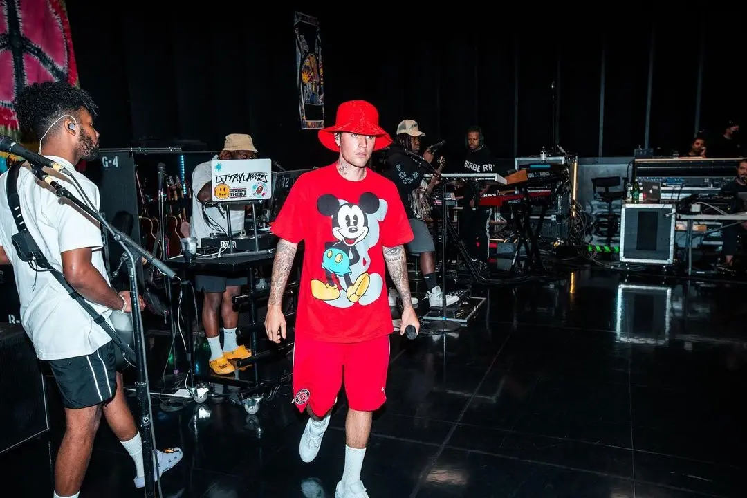 Justin Bieber y su estilo con pantalones rotos - Qué estilo de ropa tiene Justin Bieber justin bieber pantalones rotos - Qué estilo de ropa tiene Justin Bieber