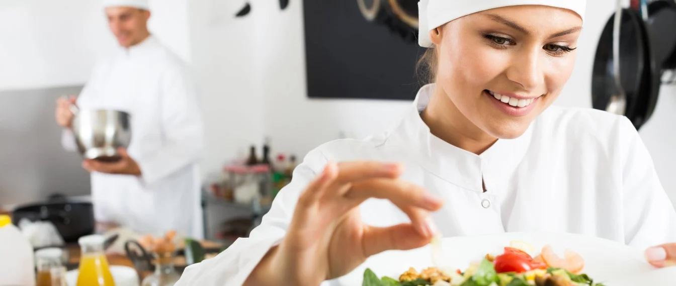 chef que cocina sin camisa - Qué hace el chef de cocina fría