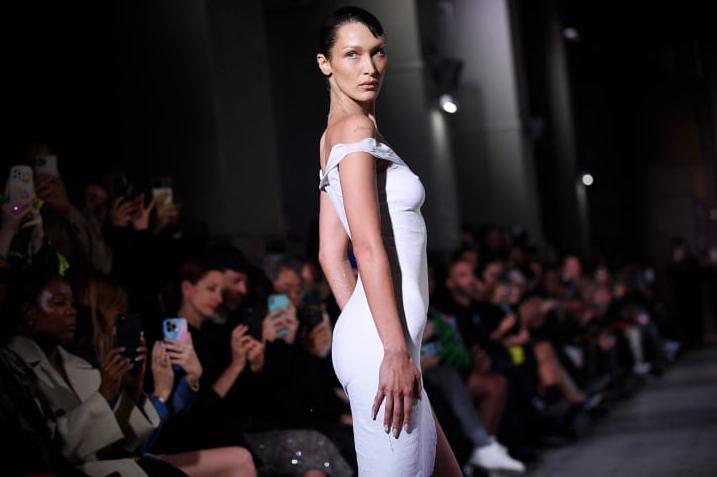 vestido de spray - Qué material es el vestido de Bella Hadid