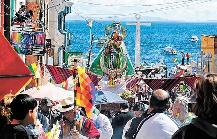 vestimenta de la virgen de copacabana - Qué milagros hace la Virgen de Copacabana