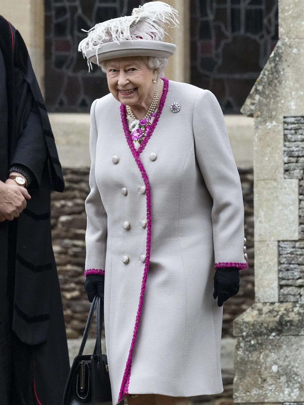 reina isabel joven vestidos - Qué pasa con la ropa de la reina Isabel