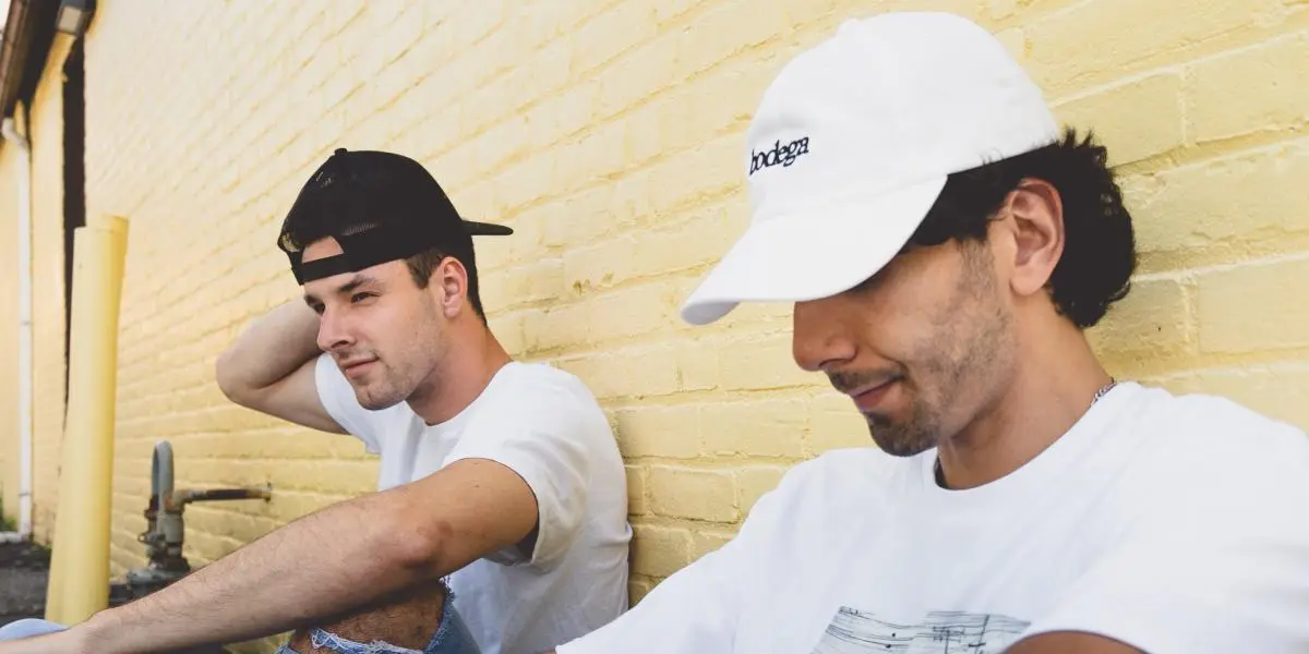 se puede usar gorra con camisa de vestir - Qué pasa si uso gorra