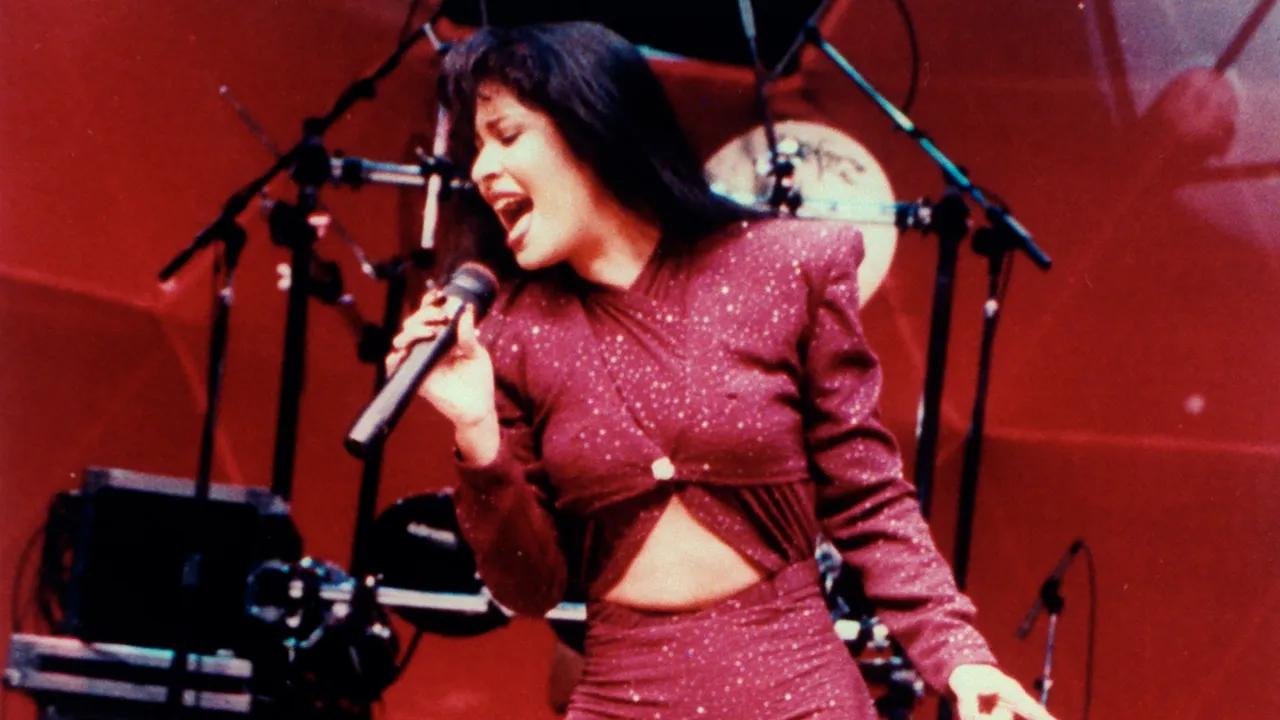 vestido blanco de selena quintanilla - Qué pasó con la marca de ropa de Selena