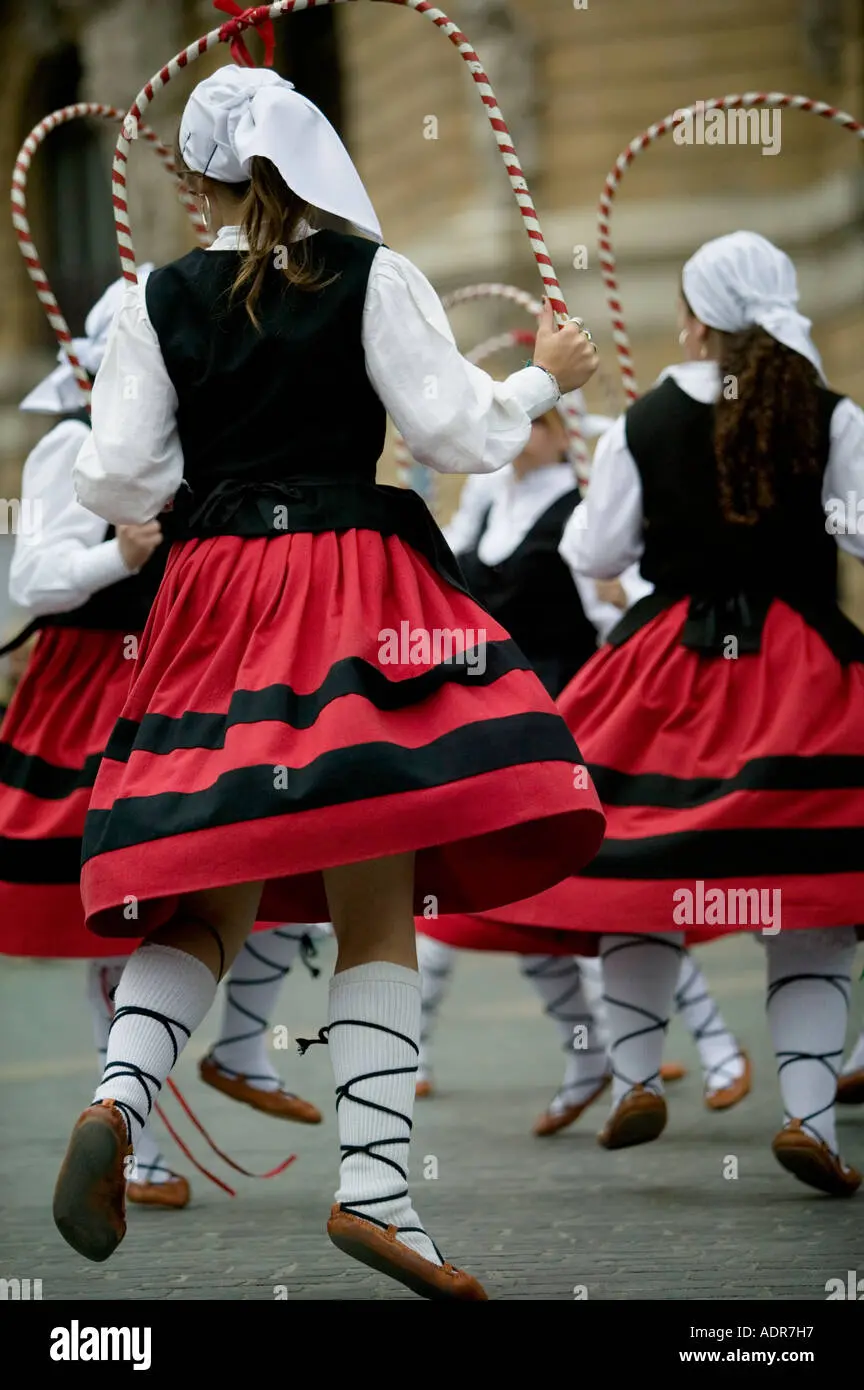 vestimenta danzas vascas - Que se baila en el País Vasco