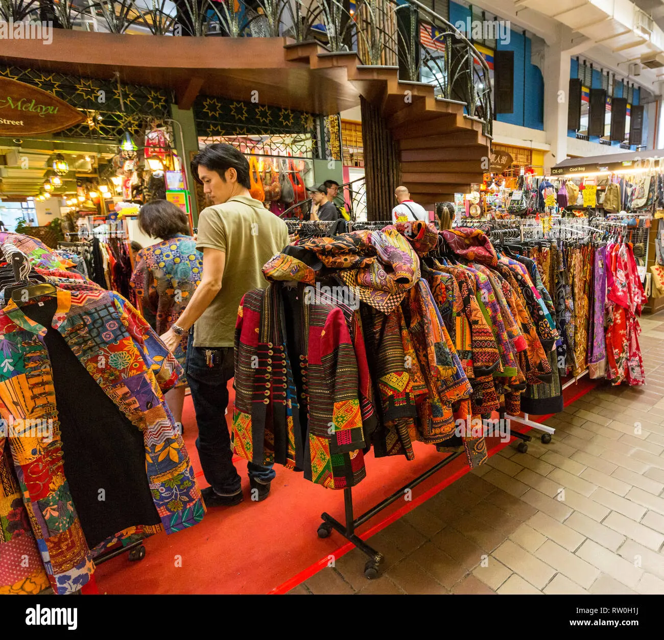 Mercado Central de Buenos Aires: Un paraíso para los amantes de la moda - Que se comercializa en el Mercado Central de Buenos Aires mercado central ropa - Que se comercializa en el Mercado Central de Buenos Aires