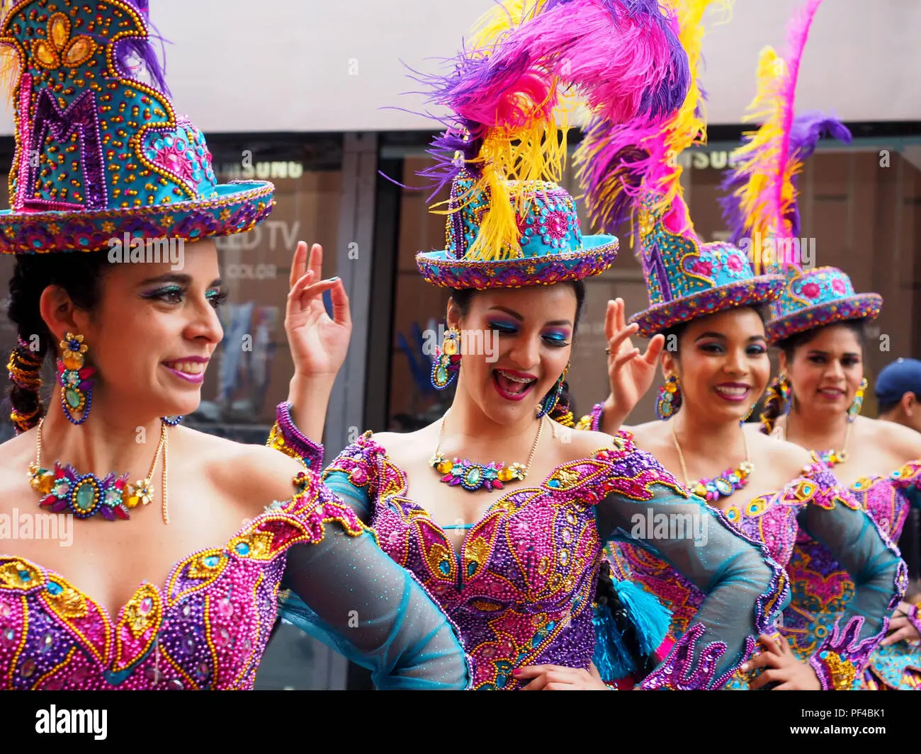 vestimenta de morenada mujeres - Qué significa bailar Morenada