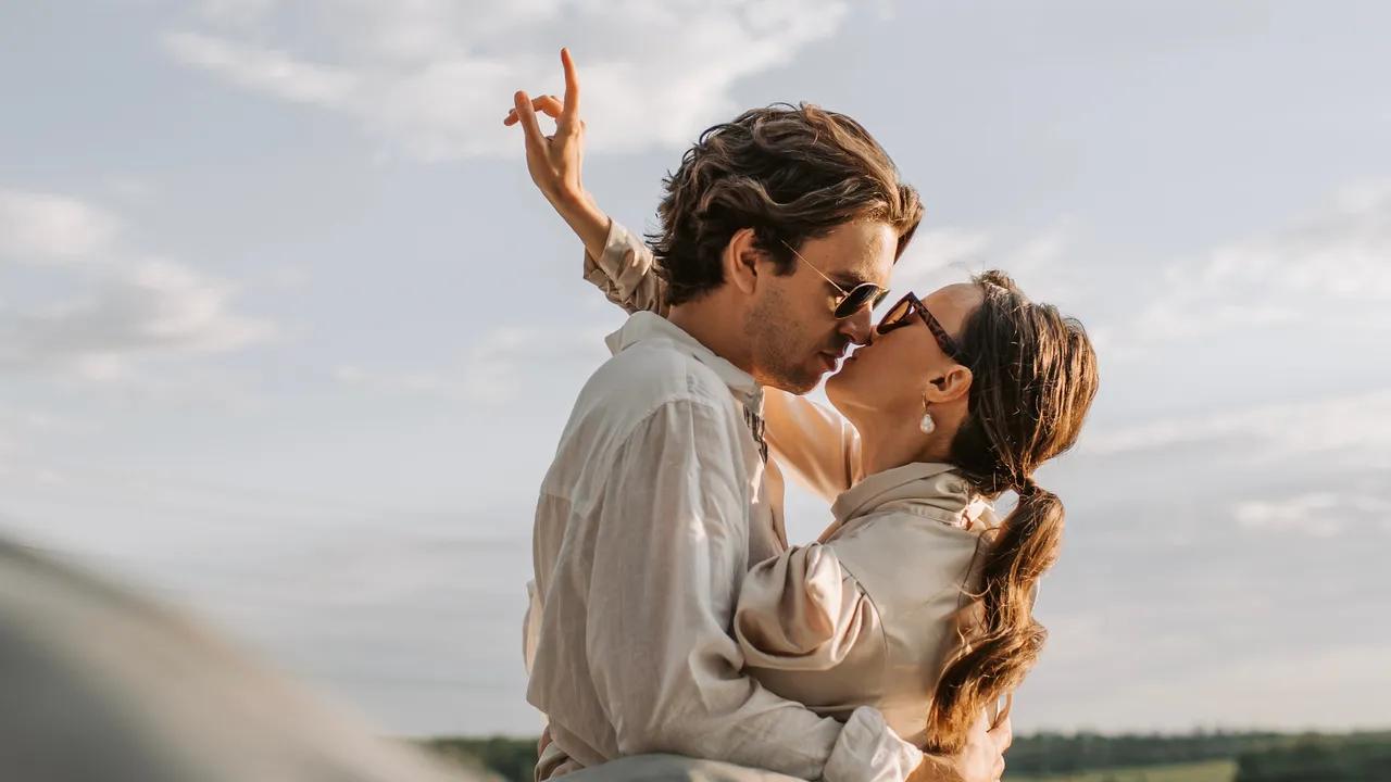 besos en la boca en la cama sin ropa - Qué significa cuando un hombre te besa a la fuerza