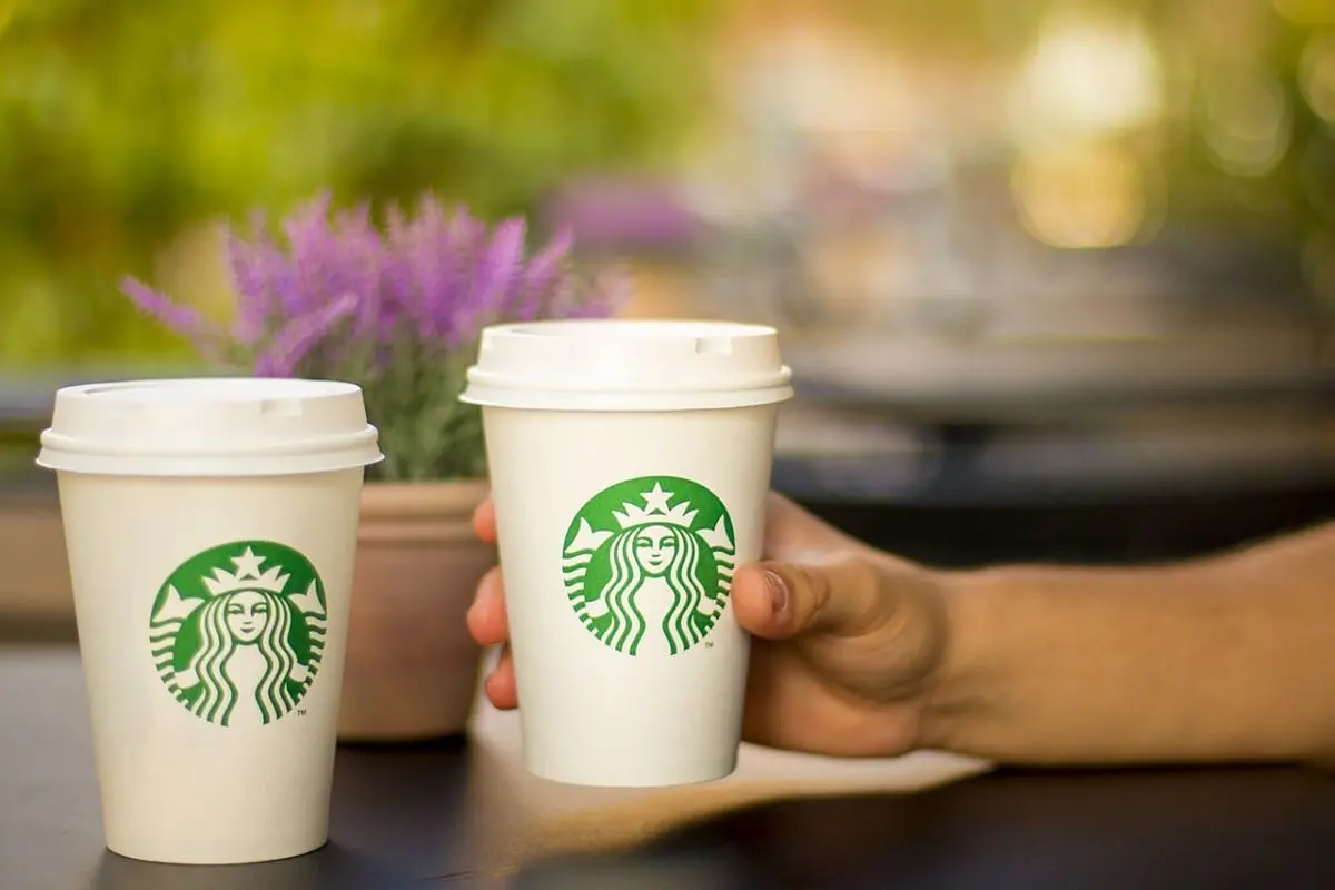 vestimenta de starbucks - Qué significa el color verde en el logo de Starbucks