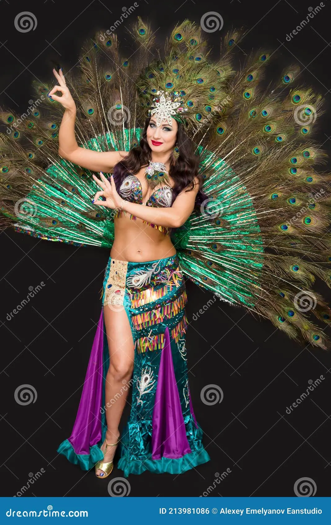 Mujer vestida de pavo: La fusión de moda y naturaleza - Qué significa el pavo real en lo espiritual mujer vestida de pavo - Qué significa el pavo real en lo espiritual