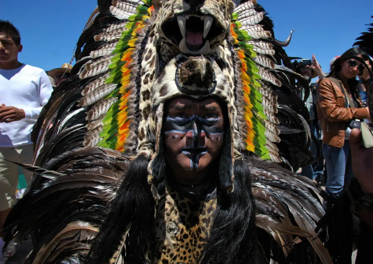 vestidos aztecas - Qué significa el traje de danza azteca